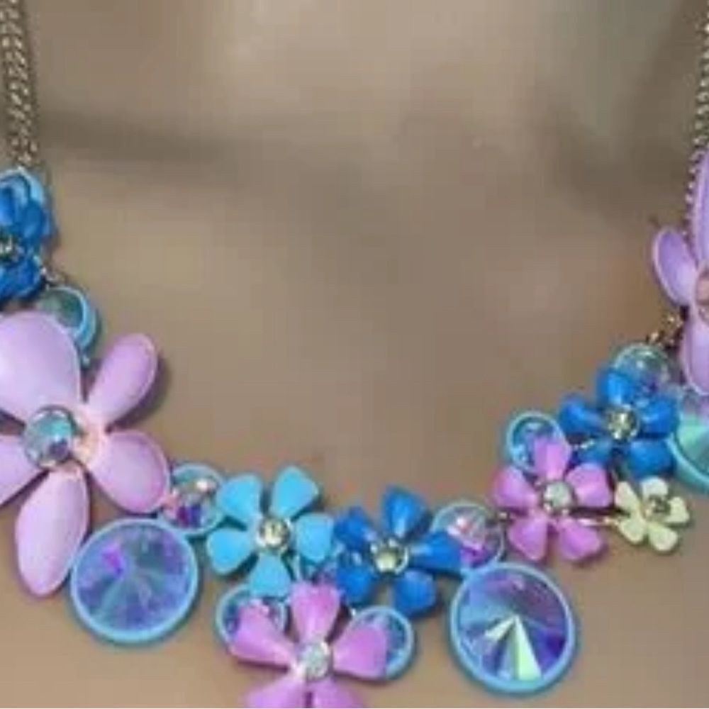 Betsey Johnson  Floral cluster necklace - Picture 4 of 8